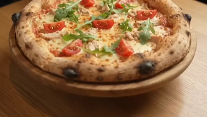Pizza napoletană cu roșii cherry și rucola, coaptă în cuptor cu lemne la Napoletano București