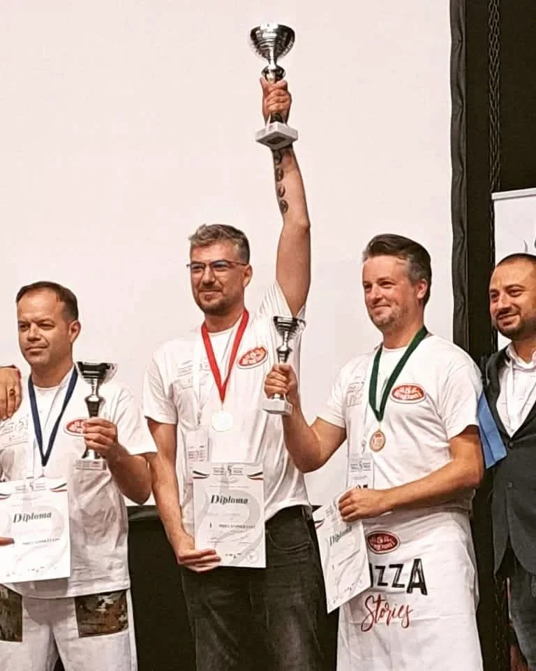 Pe treapta cea mai înaltă a podiumului, cu trofeul și diploma — Antonio Claudiu Chioveanu